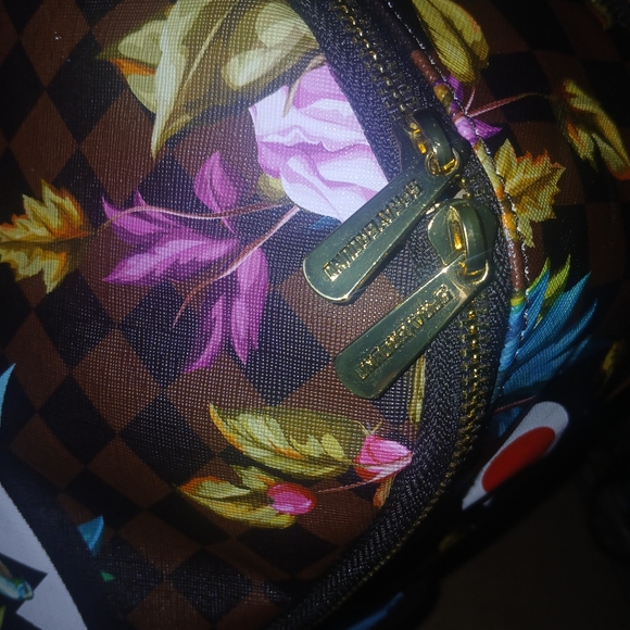 NWTLimited edition Streetsporty style Rounded silhouette Square and floral Shark - Picture 10 of 14